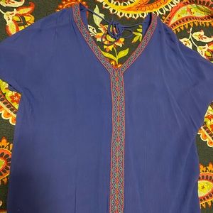 Blue shirt sleeve top with embroidered front